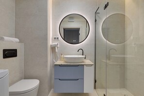 Design Studio Suite, Balcony | Bathroom | Shower, hair dryer, towels, soap - Apartamenty Portovo Q4 Apartments (Gdańsk)