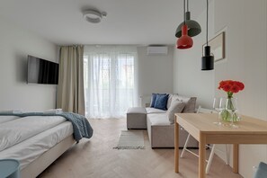 Design Studio Suite, Balcony | Blackout drapes, iron/ironing board, free WiFi, bed sheets - Apartamenty Portovo Q4 Apartments (Gdańsk)