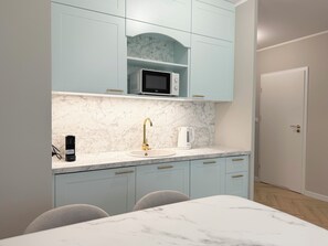 Apartamento Confort | Cocina privada | Placa de cocina, lavavajillas, plancha y utensilios de cocina