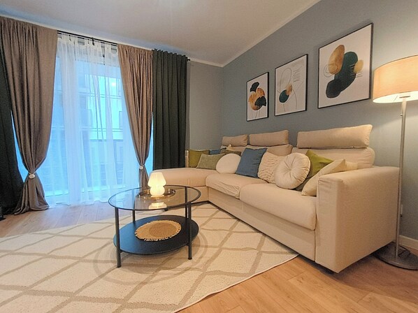 Studio Suite, Balcony | Living area