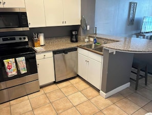 Private kitchen - 2-bedroom Beachfront Condo in Panama City Beach (Panama City Beach)