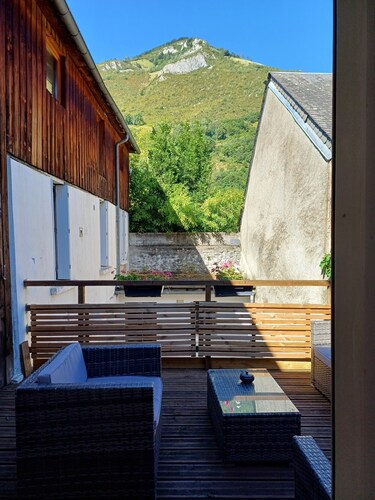 Pyrenees family house for 10 people. games room, billiards, terrace...
