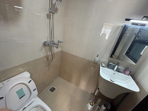 Doccia, asciugacapelli, bidet, asciugamani