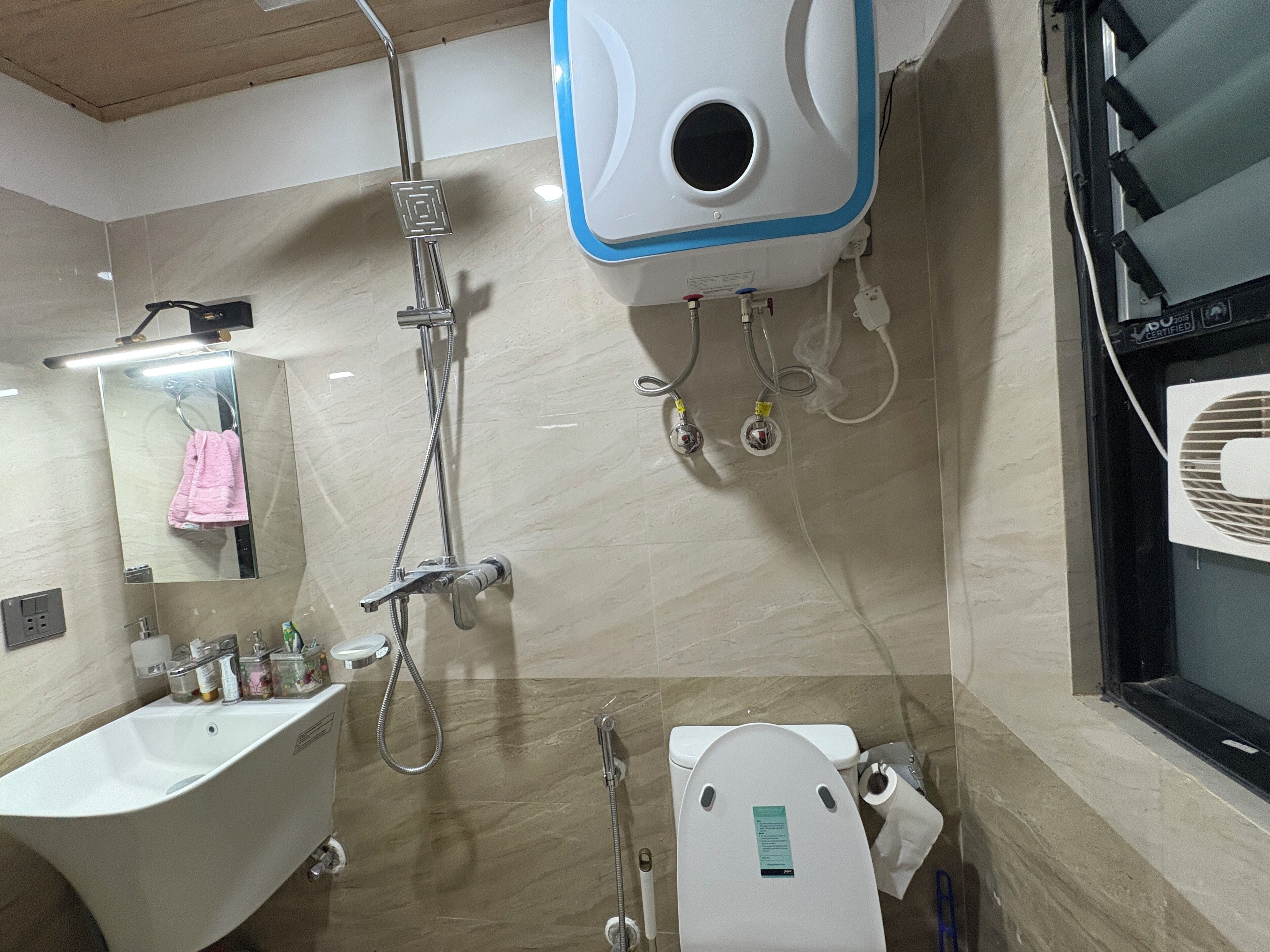 Shower, hair dryer, bidet, towels