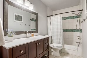 Secadora de cabello, toallas, jabón, papel de baño