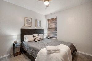 Tabla de planchar con plancha, wifi, ropa de cama
