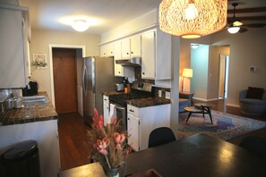 Microondas, horno, parrilla de estufa y lavavajillas 