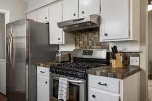 Microondas, horno, placa de cocina y lavavajillas