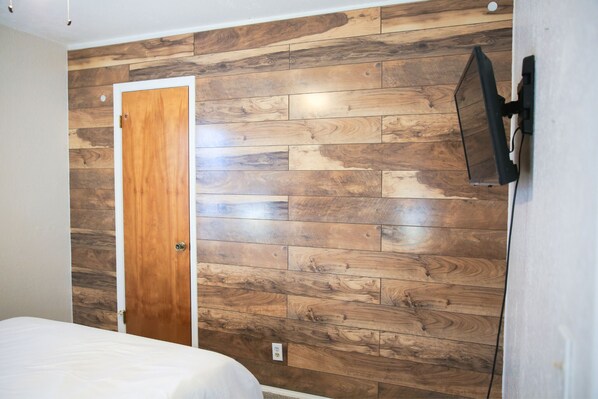 Tabla de planchar con plancha, wifi y ropa de cama 