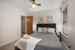 Tabla de planchar con plancha, wifi y ropa de cama 