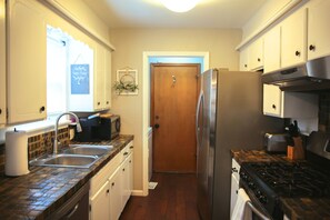 Microondas, horno, parrilla de estufa y lavavajillas 