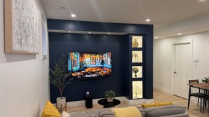 Smart TV, books - Modern 1BR Private Suite Near Airport and Amazing Shopping!Free Netflix, Parking (Calgary)