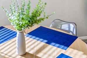 Dining - “The Pearl” Family House, 6-10 Minutes to Downtown, Alamodome, Frost Center (San Antonio)