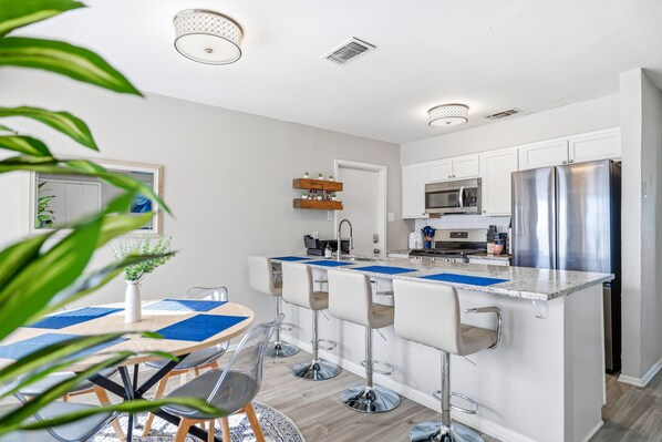 Dining - “The Pearl” Family House, 6-10 Minutes to Downtown, Alamodome, Frost Center (San Antonio)