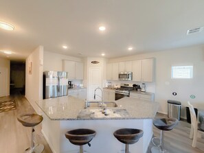 Fridge, microwave, oven, stovetop - Cozy House/Community Pools/Massage Chair/Large Backyard (San Antonio)