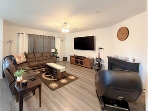 Smart TV, fireplace, computer monitors, printers - Cozy House/Community Pools/Massage Chair/Large Backyard (San Antonio)