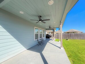 Terrace/patio - Cozy House/Community Pools/Massage Chair/Large Backyard (San Antonio)