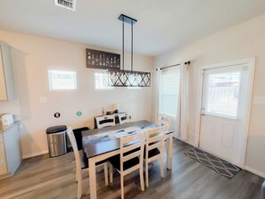 Dining - Cozy House/Community Pools/Massage Chair/Large Backyard (San Antonio)