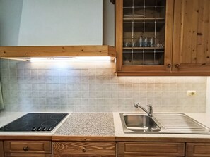 Een koelkast, een magnetron, een oven, een vaatwasser