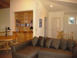 TV, DVD player - Droge-Yuklois, LACC in Lake Almanor, CA (Lake Almanor)