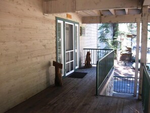 Terrace/patio - Droge-Yuklois, LACC in Lake Almanor, CA (Lake Almanor)