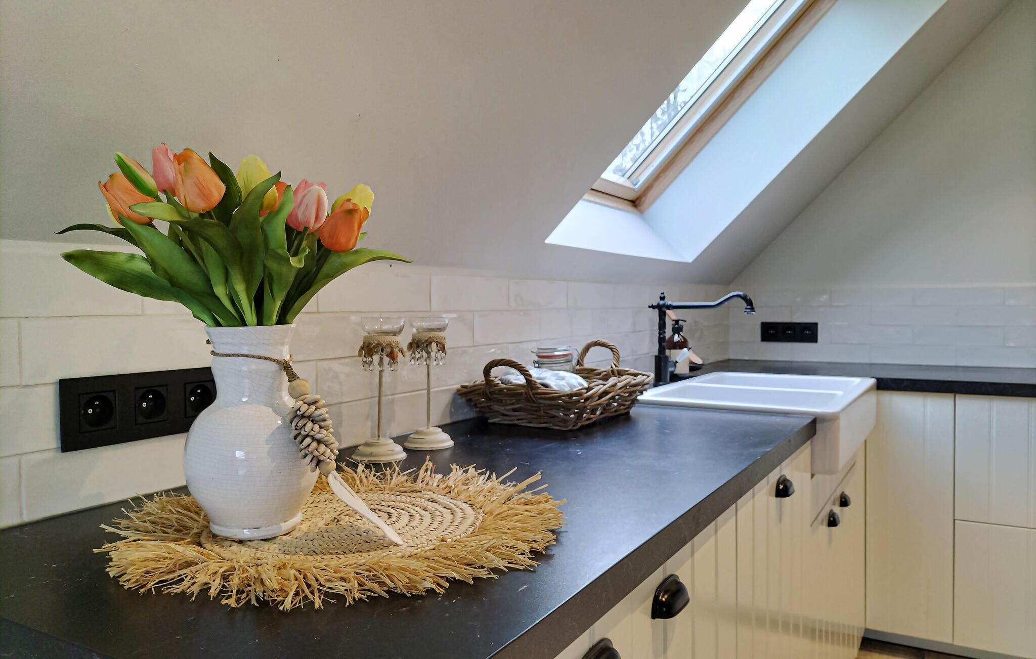 Réfrigérateur, plaque de cuisson, lave-vaisselle, cafetière/bouilloire