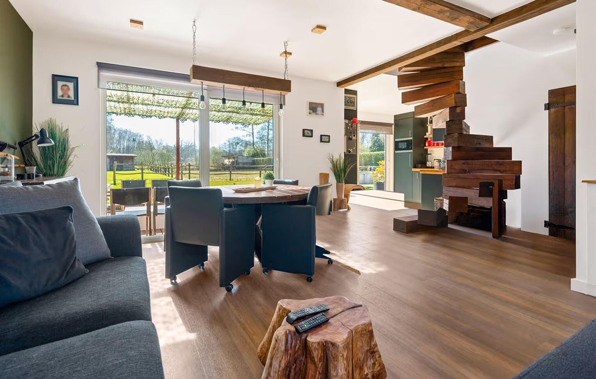 Smart TV y chimenea 