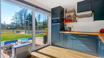 Fridge, microwave, dishwasher, coffee/tea maker