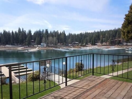 Kuster, Peninsula Village