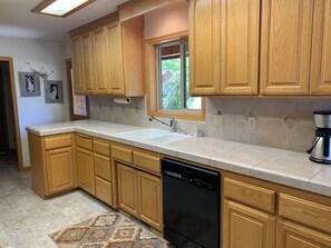 Microondas, parrilla de estufa y lavavajillas 