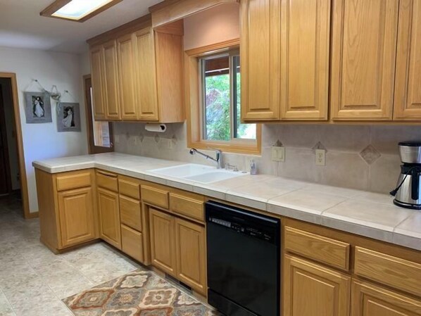 Microondas, parrilla de estufa y lavavajillas 