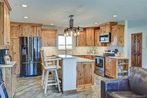 Kjøleskap, ovn, kokeplater og oppvaskmaskin