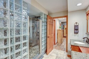 Shower, hair dryer - 20 minutes to Monarch w/ Hot Tub & Game Room! (Salida)