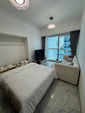 Iron/ironing board, WiFi, bed sheets - Peaceful apartment overlooking the canal (Dubai)