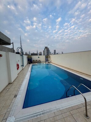 Pool - Peaceful apartment overlooking the canal (Dubai)