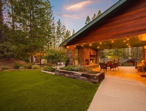 Terrace/patio - Quail Crossing Lodge: Yosemite Boutique Retreat (Greeley Hill)