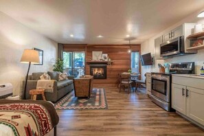 TV, fireplace, ping pong - Studio minutes to Kings Beach and Northstar; spa, pool (Tahoe Vista)