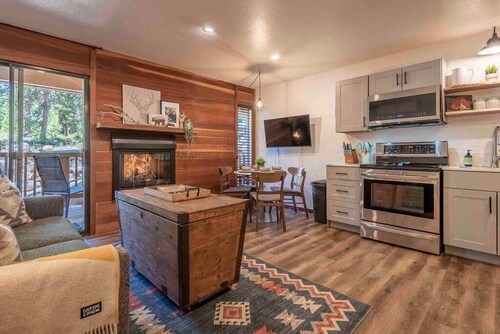 Tahoe Kings Beach Studio • Pool, Hot Tub & Sauna • SUP