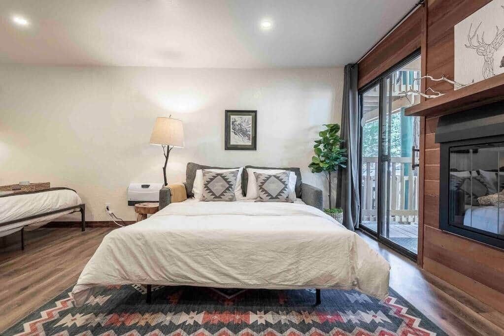 Een strijkplank/strijkijzer, gratis wifi, beddengoed