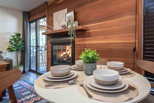 Studio minutes to Kings Beach and Northstar; spa, pool