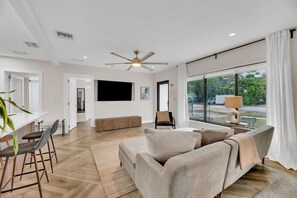 TV, books - Coastal Modern Retreat | Newly Renovated (Fort Lauderdale)