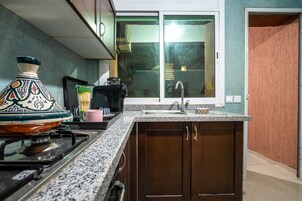 Apartamento, 2 habitaciones, balcón, vistas a la ciudad | Cocina privada | Utensilios de cocina