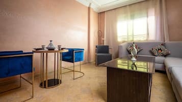 Departamento Confort, 1 habitación, balcón, vista a la ciudad | Área de sala de estar