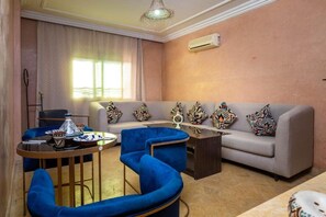 Comfort-Apartment, 1 Schlafzimmer, Balkon, Stadtblick | Wohnbereich