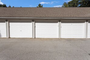 Exterior detail - Spacious 2BR Townhouse | 2-Story | Detached Garage I Seasonal Pool (Kansas City)