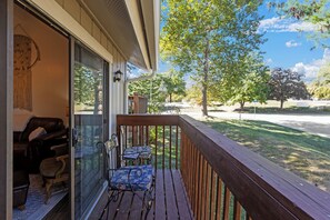 Terrace/patio - Spacious 2BR Townhouse | 2-Story | Detached Garage I Seasonal Pool (Kansas City)