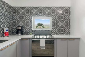 Refrigerador, microondas, horno y parrilla de estufa 