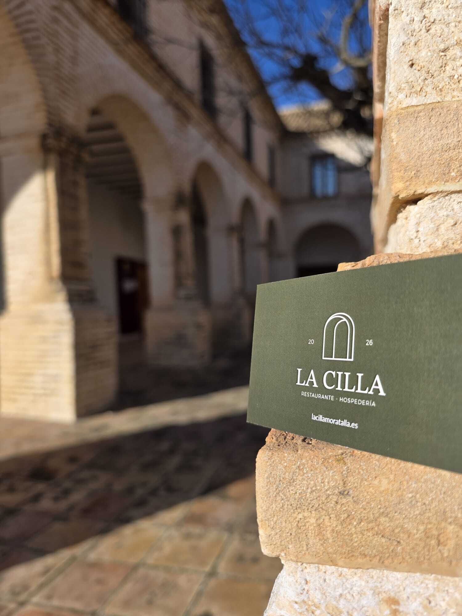 Señal para el restaurante y hotel "LA CILLA", que indica que funciona como restaurante y hotel.