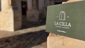Señal para el restaurante y hotel "LA CILLA", que indica que funciona como restaurante y hotel.