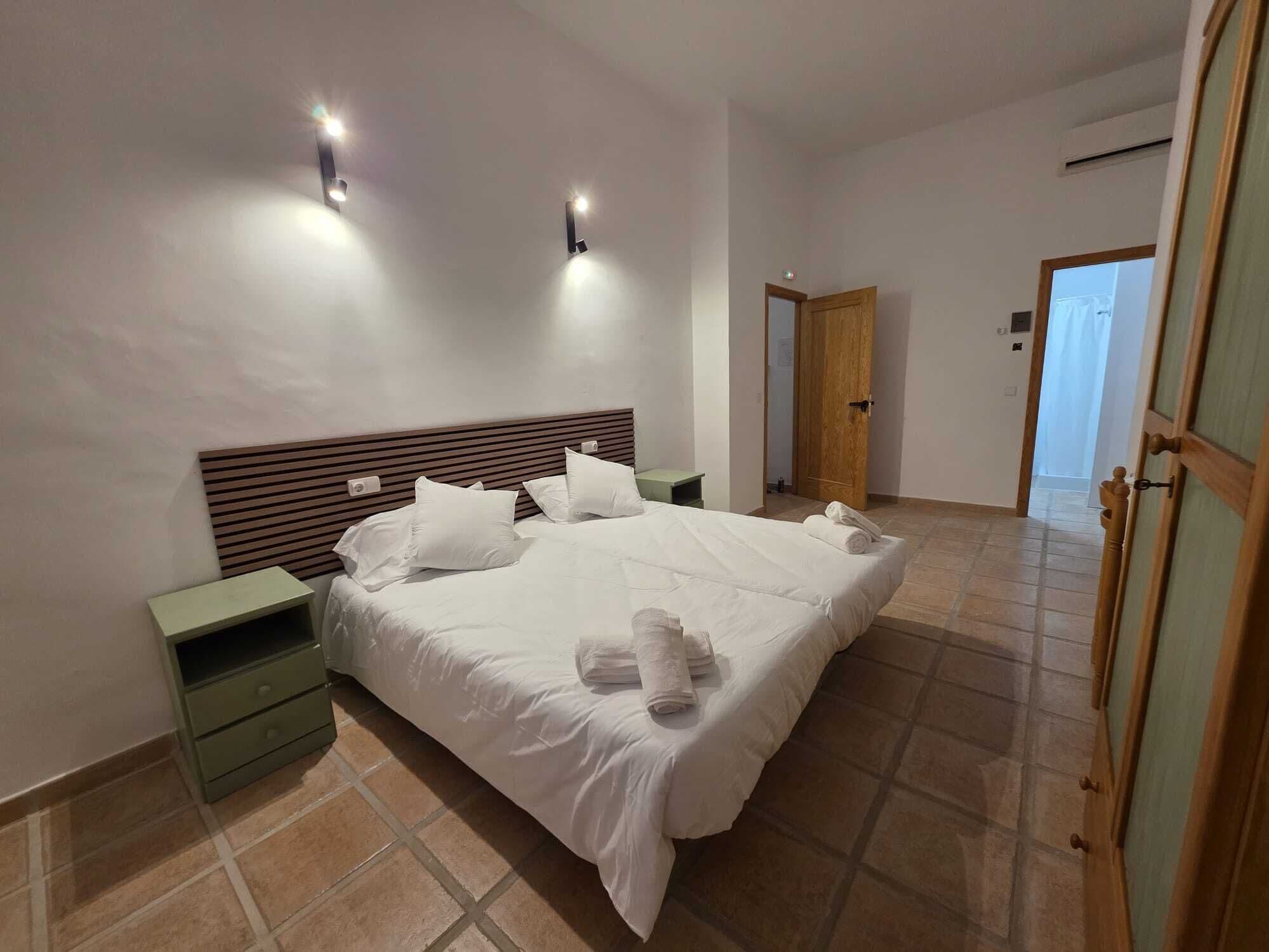 Standaard kamer, 1 twee- of 2 eenpersoonsbedden, uitzicht op bergen | Een bureau, gratis wifi